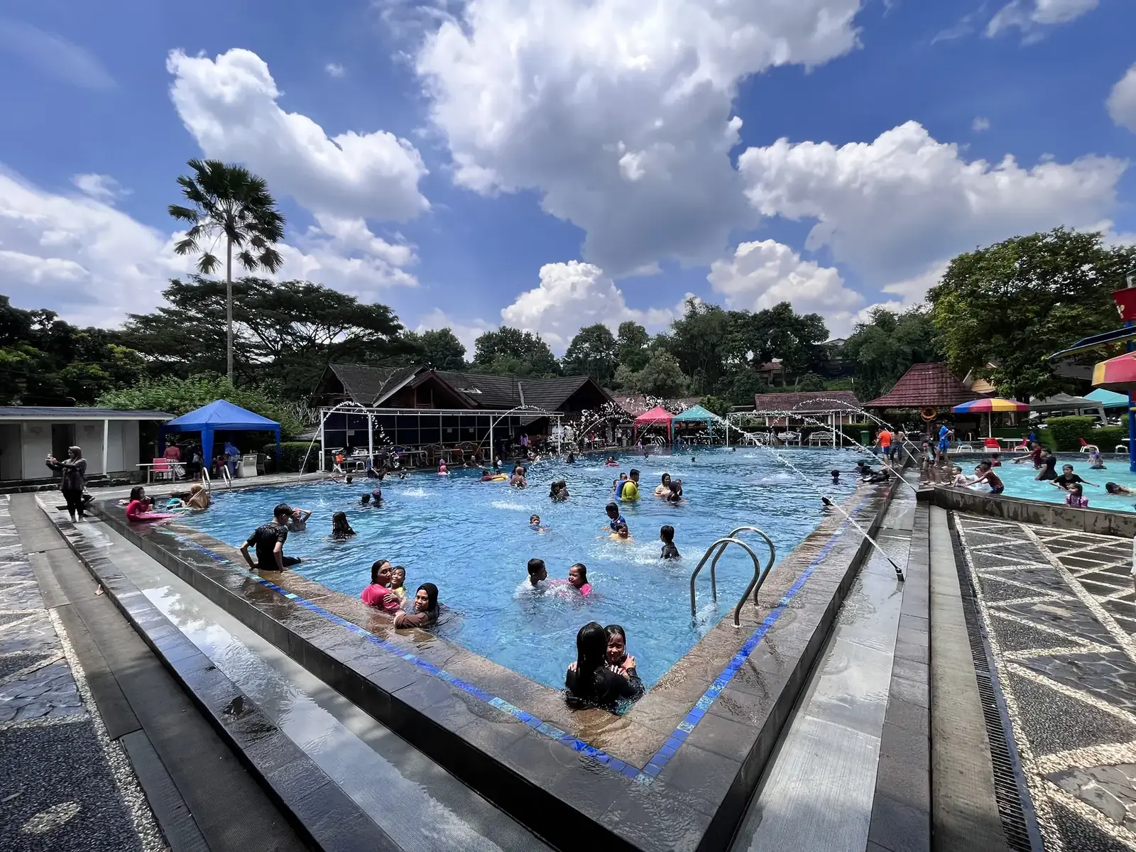 Kolam renang resort Saung Dolken Sentul Bogor untuk keluarga dan kebersamaan